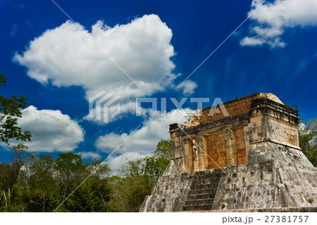 チチェン・イッツァのスタジアム全景の主賓席（斜め） 27381757