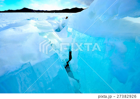 クレバス 天然の湖の氷 27382926