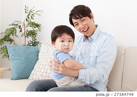 イクメンと赤ちゃん 27384749