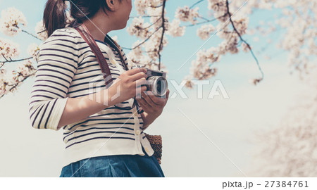 春の女性 27384761
