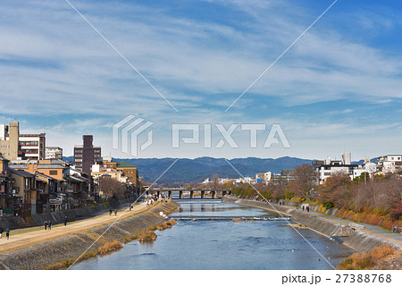 冬の四条大橋から三条大橋方面　（京都、日本） 27388768