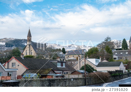 スコットランド郊外の石造りの街並みにと遠くに見える雪山 スコットランド郊外の石造りの街並みにと遠くに見える雪山 27391020
