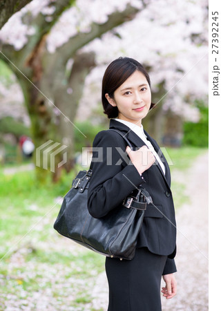 満開の桜並木を背にする新入社員の女性 ビジネスウーマン 満開の桜並木を背にする新入社員の女性 ビジネスウーマン 27392245