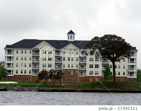 Building on a shor of Chesapeake Bay 2016 27392321