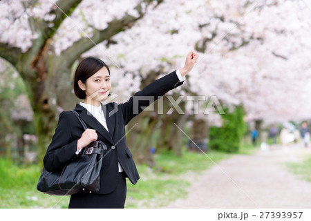 満開の桜並木を背にする新入社員の女性 ビジネスウーマン 満開の桜並木を背にする新入社員の女性 ビジネスウーマン 27393957