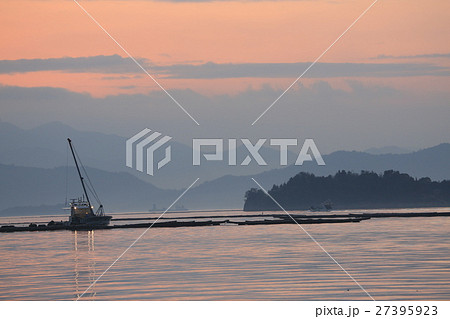 夜明けの牡蠣漁 27395923