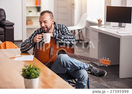 Disabled musician delighted about his creation 27395999