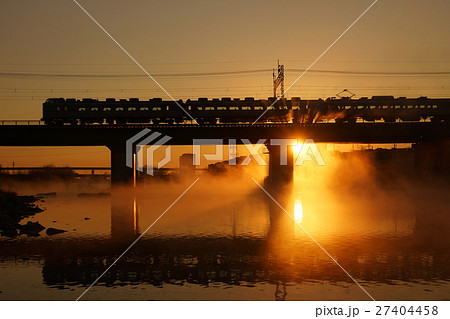 川靄の中央線多摩川鉄橋　189系シルエット 27404458