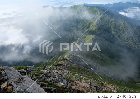 早朝の日本アルプス登山道 早朝の日本アルプス登山道 27404528