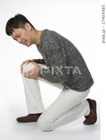 Man suffering from knee pain 27404985