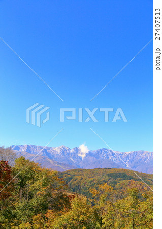 紅葉と北アルプス　【長野・白馬村】 27407513