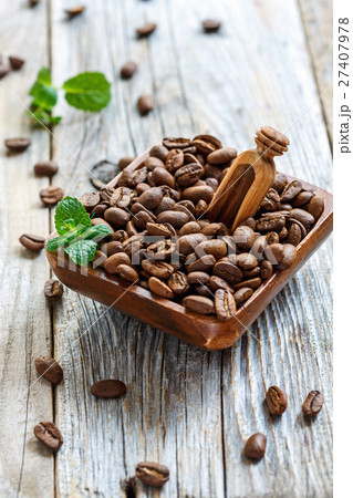 Scoop into a bowl of roasted coffee beans. 27407978