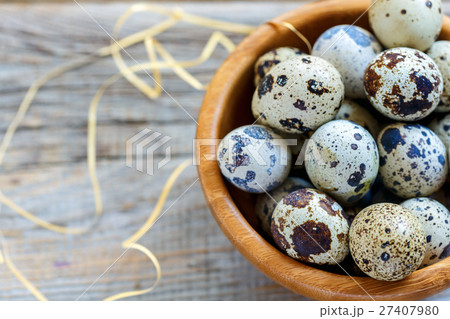 Bowl with quail eggs close up, selective focus. 27407980