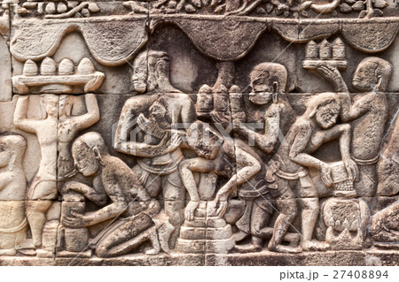 アンコール遺跡群の中にあるバイヨン寺院のレリーフ 27408894