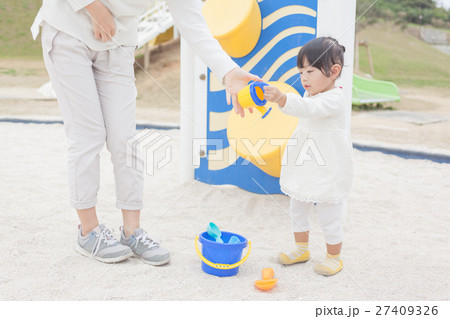 親子 母娘 砂遊び 親子 母娘 砂遊び 27409326
