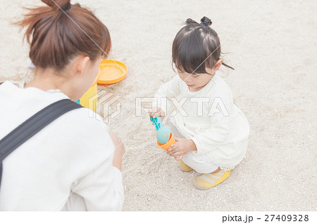 親子　母娘　砂遊び 27409328
