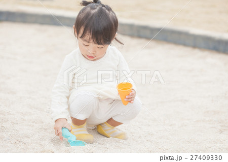 砂遊び　子供 27409330