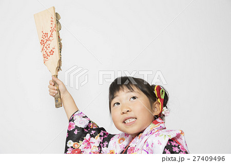 羽子板であそぶ女の子 羽子板であそぶ女の子 27409496