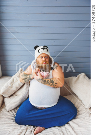 Hungry male gourmand does not share zephyrs 27409729