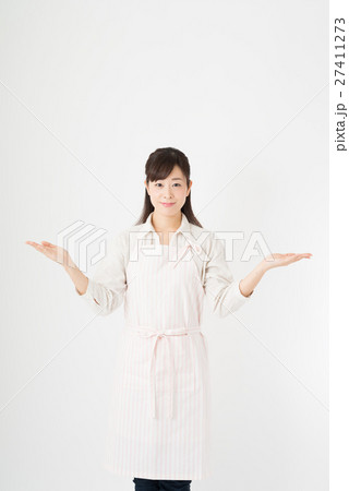 両手を上げる女性 27411273