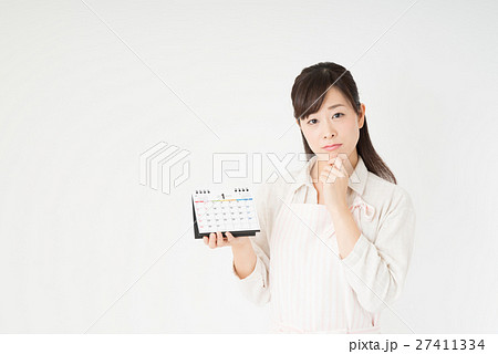 カレンダーを持つ女性 カレンダーを持つ女性 27411334