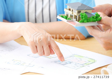 ミドル夫婦 住宅模型 手元 ミドル夫婦 住宅模型 手元 27411739