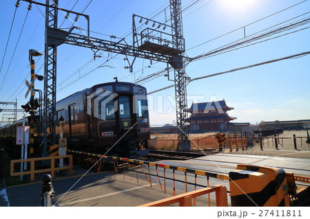 平城京址・朱雀門と近鉄電車 27411811