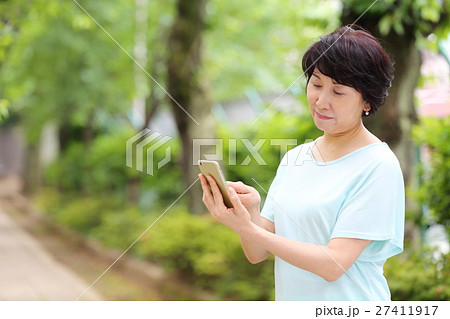 ミドル女性 屋外スマートフォン ミドル女性 屋外スマートフォン 27411917