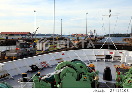 パナマ運河の閘門通過中 27412108