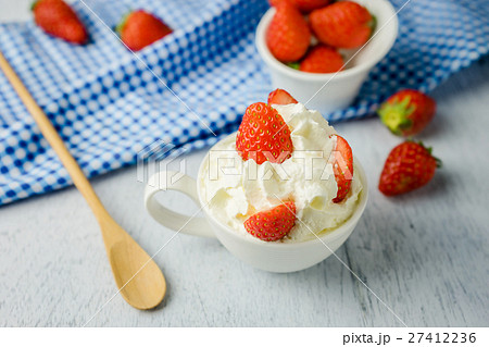 Dessert strawberries with whipped cream 27412236
