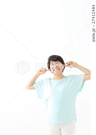 耳を塞ぐ女性 耳を塞ぐ女性 27412484