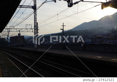 夕暮れ時の志賀駅 27412521