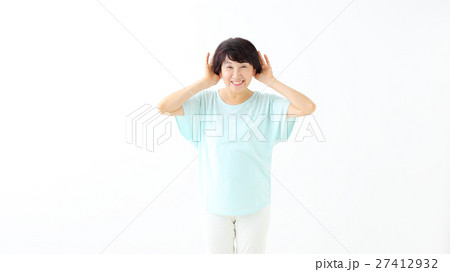 聞き耳を立てる女性 27412932