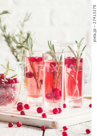 Refreshing drink with cranberries 27413276
