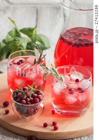 Refreshing drink with cranberries 27413286
