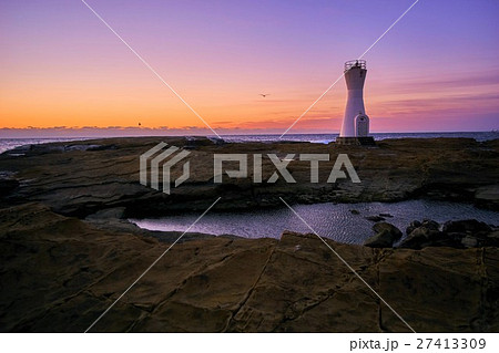 千葉県　安房白浜港灯台　朝焼け 27413309