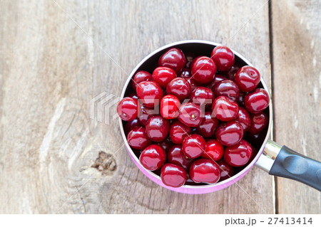 ripe cherries top view 27413414