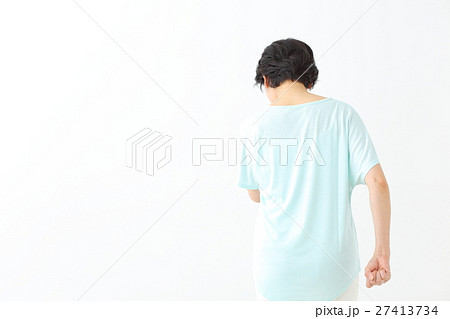 後ろ姿女性 27413734