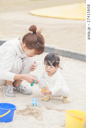 母娘　砂遊び　子育て　育児　ママゴト　 27415608