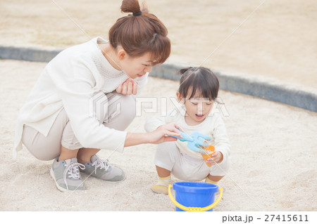 母娘　砂遊び　子育て　育児　ママゴト　 27415611