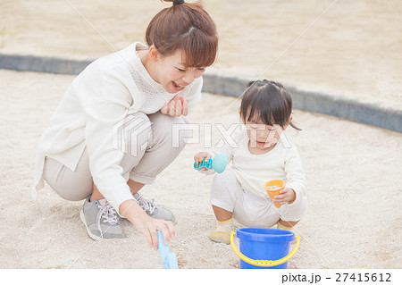 母娘 砂遊び 子育て 育児 ママゴト 母娘 砂遊び 子育て 育児 ママゴト 27415612