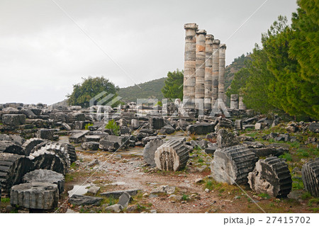 Ancient ruin in Hierapolis, Turkey Ancient ruin in Hierapolis, Turkey 27415702