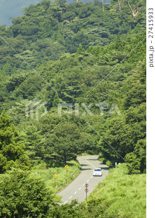 阿蘇五岳の雄大な山容と広大な外輪山の高原美と九州山脈連山の眺望が優れて森の中を走る地蔵峠風景林 阿蘇五岳の雄大な山容と広大な外輪山の高原美と九州山脈連山の眺望が優れて森の中を走る地蔵峠風景林 27415933