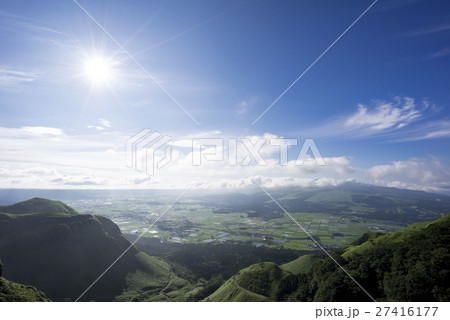 早朝の爽やかな田園風景と新緑の峠道農道と阿蘇五岳を照らす太陽の光芒に心が奪われる美しい景色 早朝の爽やかな田園風景と新緑の峠道農道と阿蘇五岳を照らす太陽の光芒に心が奪われる美しい景色 27416177