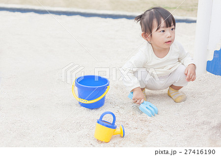 砂遊び　子供 一人遊び 27416190