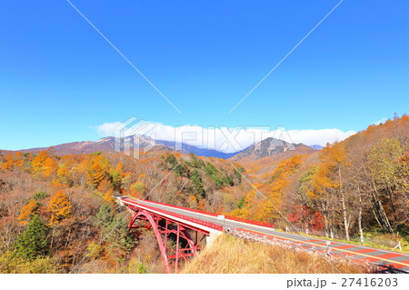 八ヶ岳の紅葉　【東沢大橋の風景】 27416203