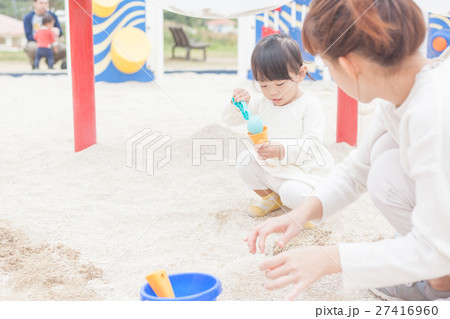 母娘　砂遊び　子育て　育児　ママゴト　 27416960
