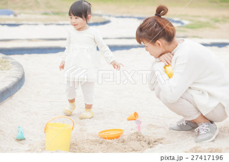 母娘　砂遊び　子育て　育児　ママゴト　 27417196