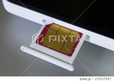 スマートフォンに挿入されるmicroSIMカード 27417347