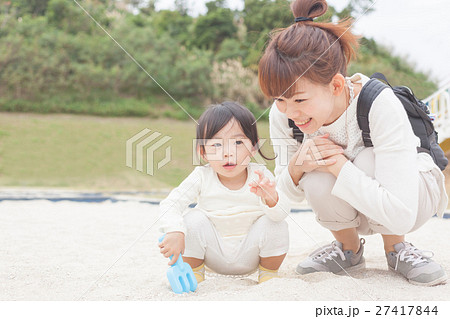 母娘 砂遊び 子育て 育児 ママゴト 母娘 砂遊び 子育て 育児 ママゴト 27417844